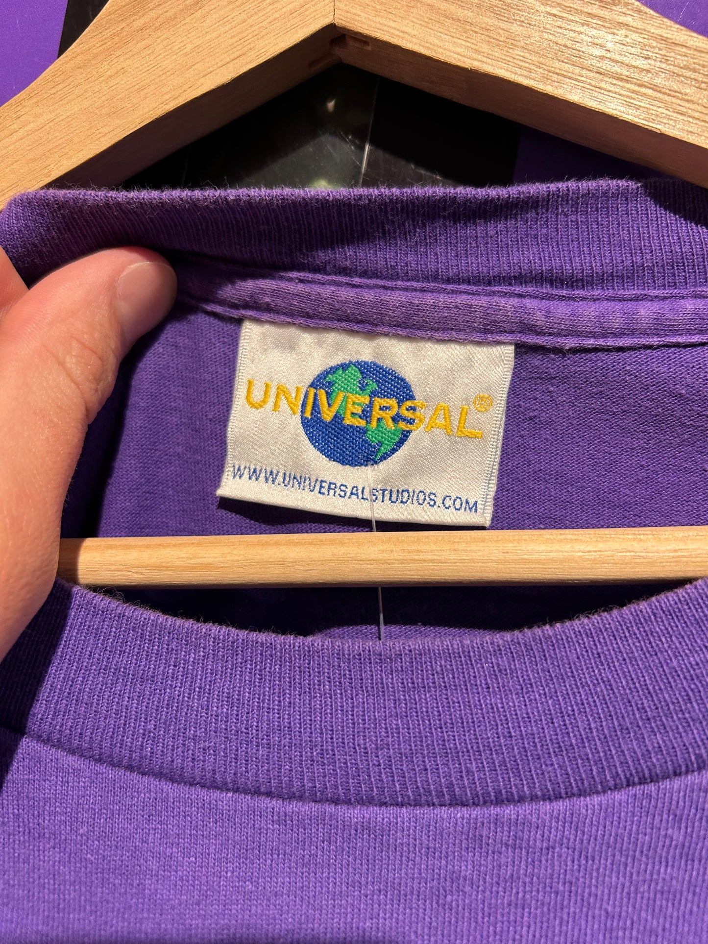 2000 Universal Studios Mardi Gras T-Shirt. Size XL