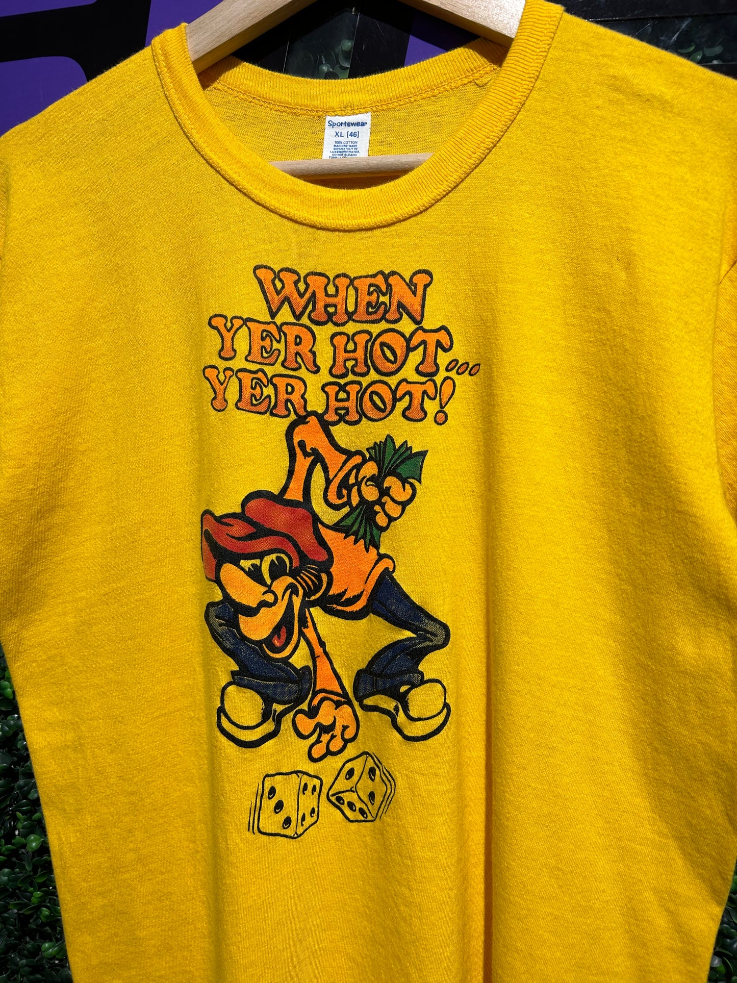 70s When Yer Hot… Yer Hot Dice Gambling T-Shirt. Size M/L