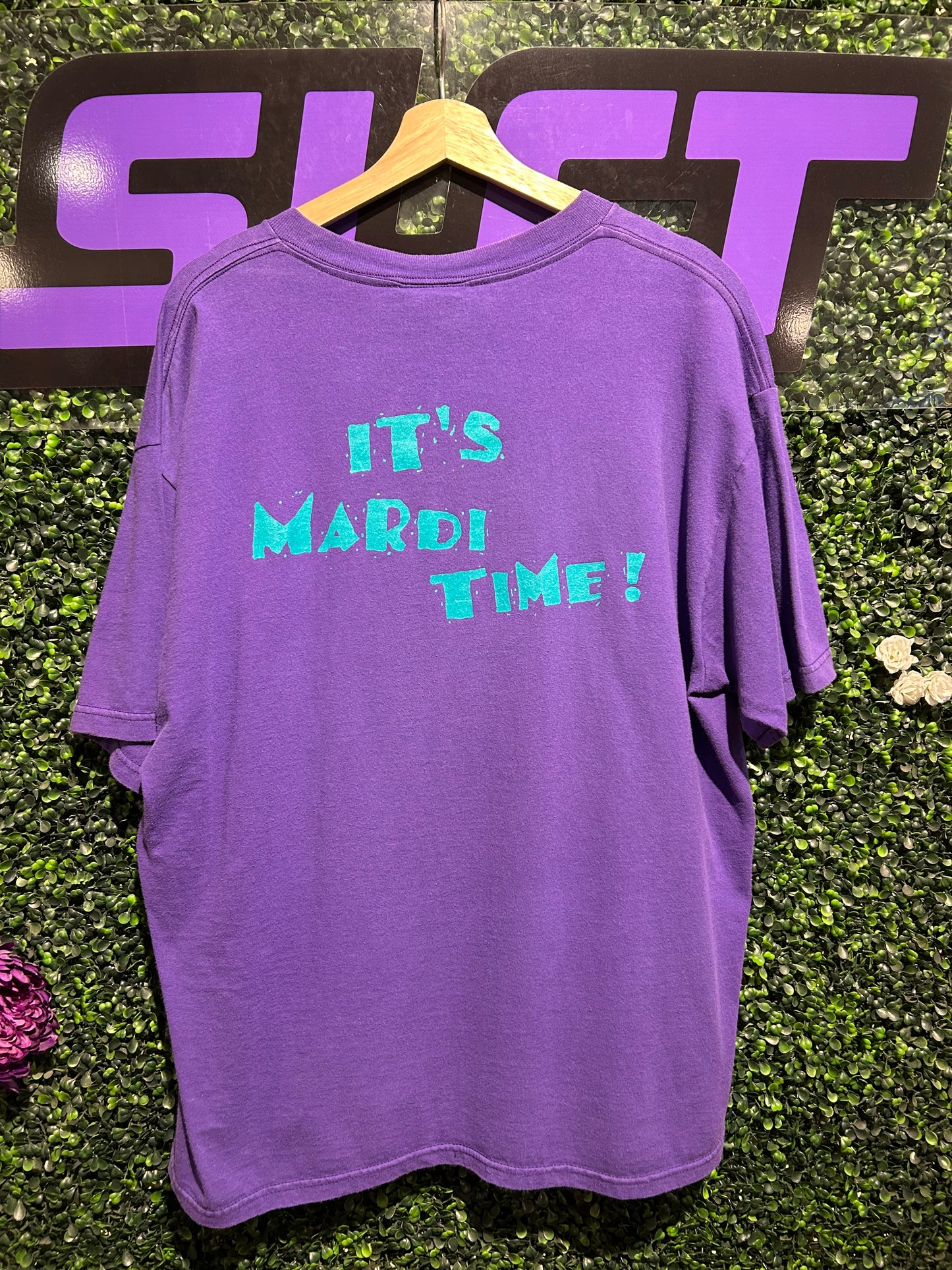 2000 Universal Studios Mardi Gras T-Shirt. Size XL