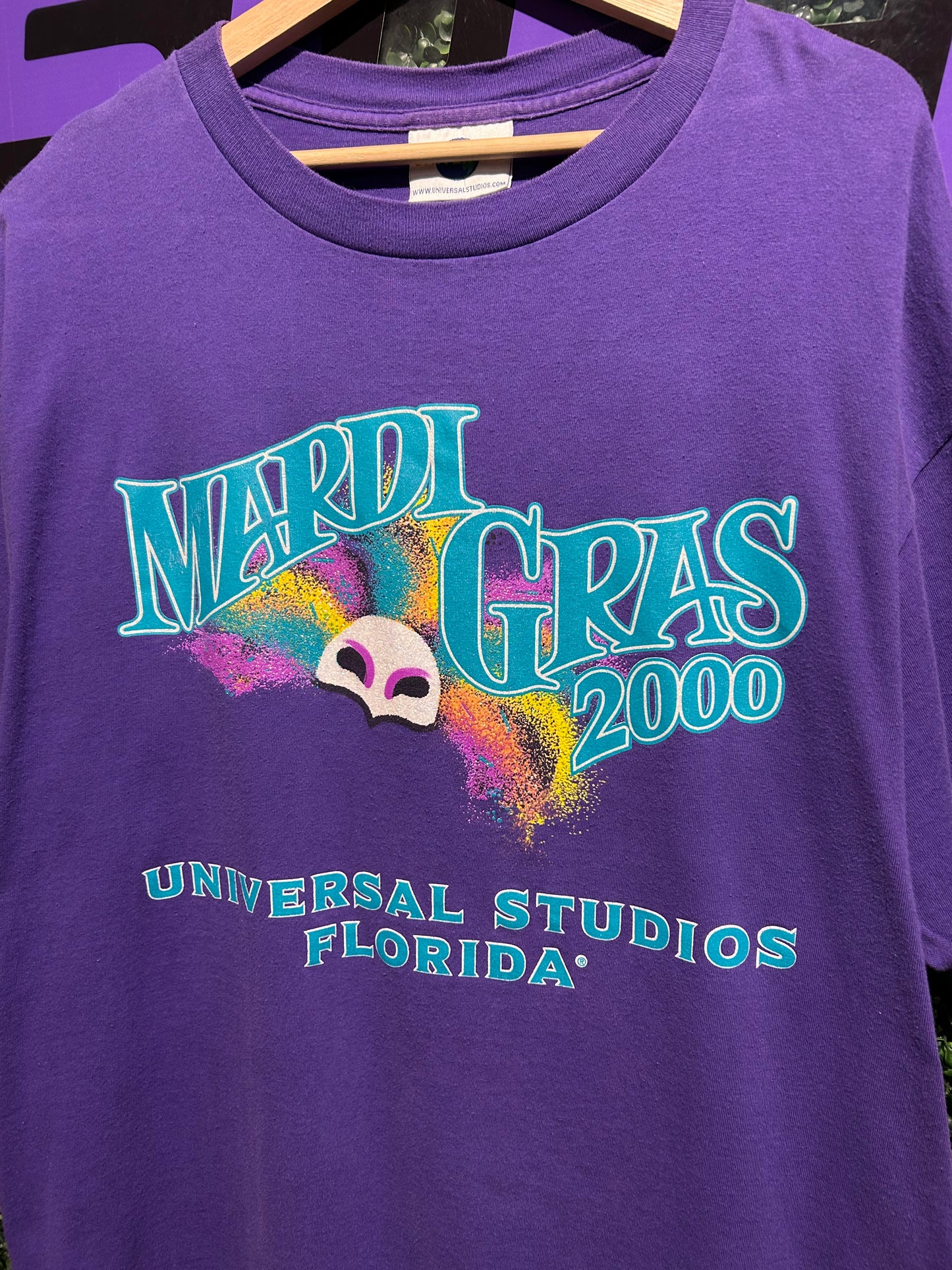 2000 Universal Studios Mardi Gras T-Shirt. Size XL