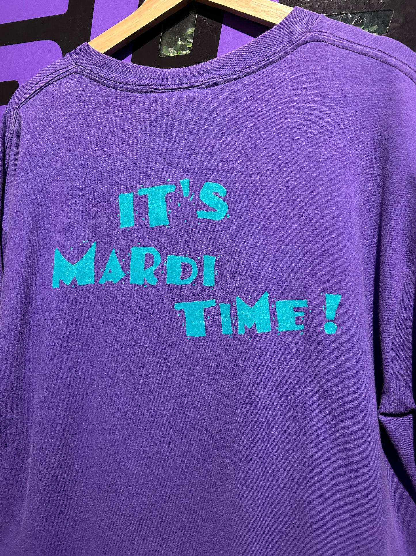 2000 Universal Studios Mardi Gras T-Shirt. Size XL