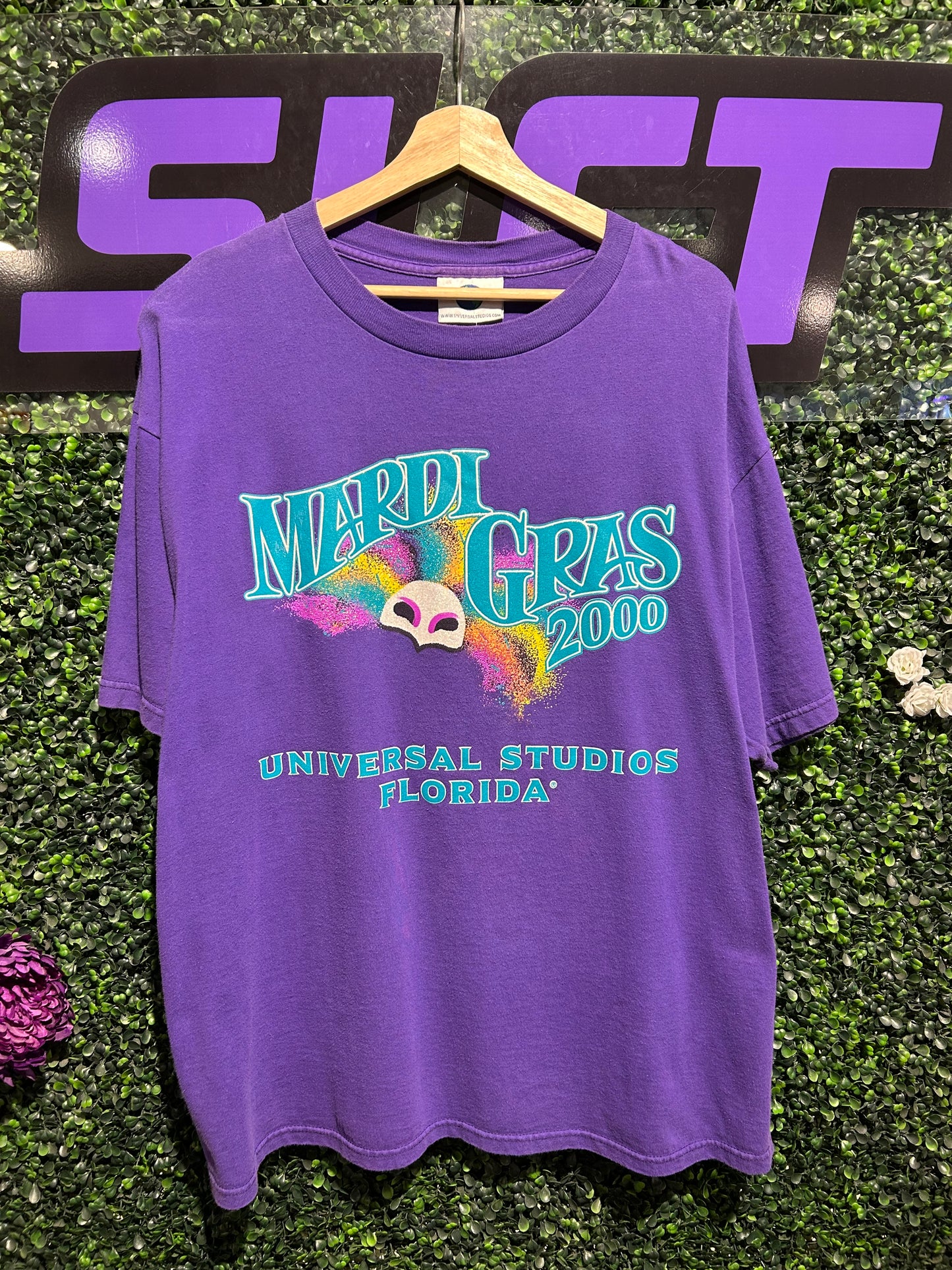 2000 Universal Studios Mardi Gras T-Shirt. Size XL