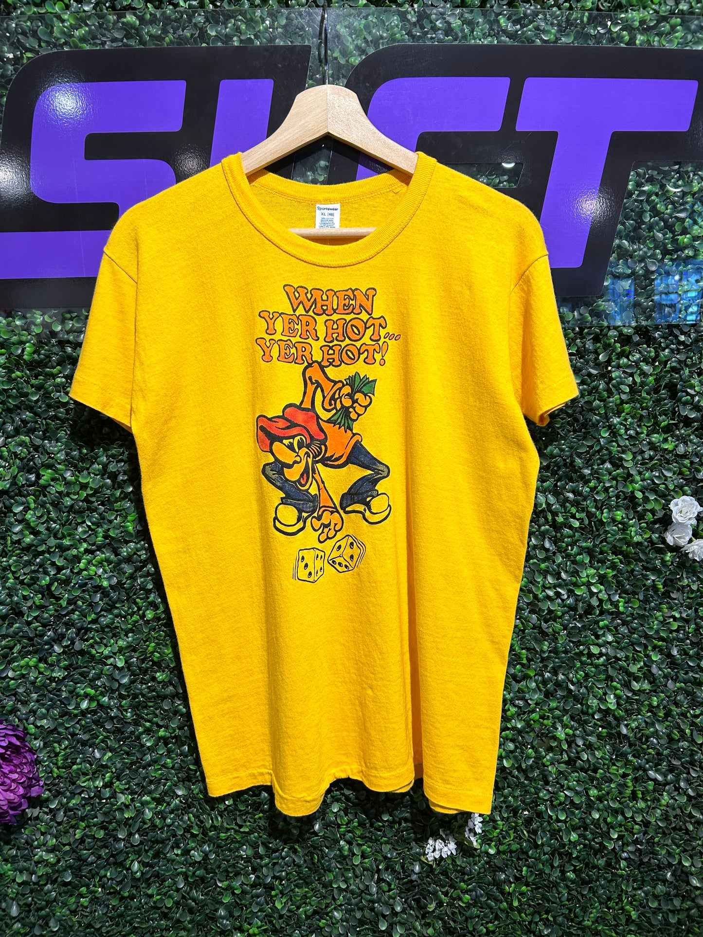 70s When Yer Hot… Yer Hot Dice Gambling T-Shirt. Size M/L
